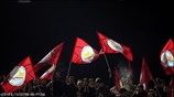 Μέλη της νεολαίας του Συνασπισμού κρατούν σημαίες κατά τη διάρκεια του 5ου ...
