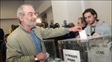 Ο Αλέκος Αλαβάνος ψηφίζει για την εκλογή νέου πρόεδρου του κόμματος, στο ...