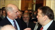 Ο πρόεδρος του ΠΑΣΟΚ Γιώργος Παπανδρέου συνομιλεί με τον Ευάγγελο Βενιζέλο πριν ...