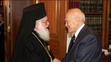 Ο Πρόεδρος της Δημοκρατίας Κάρολος Παπούλιας υποδέχεται τον Αρχιεπίσκοπο Αλβανίας Αναστάσιο στο ...
