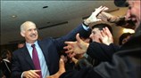 Ο πρόεδρος του ΠΑΣΟΚ Γιώργος Παπανδρέου χαιρετά οπαδούς του κόμματος του πριν ...
