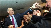 Ο πρόεδρος του ΠΑΣΟΚ Γιώργος Παπανδρέου χαιρετά οπαδούς του κόμματος του πριν ...