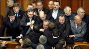 Μικροεπεισόδια σημειώθηκαν σήμερα στο ουκρανικό κοινοβούλιο ανάμεσα σε βουλευτές της συμπολίτευσης και ...