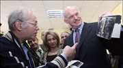 Κάτοικος της Χίου προσφέρει μια παλαιά φωτογραφία του Γεώργιου Παπανδρέου 
στον πρόεδρο ...