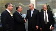 Ο πρόεδρος του ΠΑΣΟΚ Γιώργος Παπανδρέου (2Δ) συνομιλεί με τα μέλη της ...