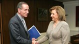 Η υπουργός Απασχόλησης Φάνη Πάλλη Πετραλιά χαιρετά τον πρόεδρο της ΕΣΗΕΑ Πάνο ...