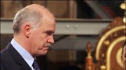 Ο πρόεδρος του ΠΑΣΟΚ Γιώργος Παπανδρέου στέκεται μπροστά στη σορό του Αρχιεπισκόπου ...