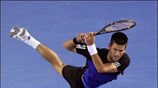 Ο Σέρβος Novak Djokovic αποκρούει μια μπαλιά από το Νο 1 της ...