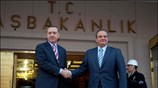 Ο πρωθυπουργός Κώστας Καραμανλής (Δ) σε χειραψία με τον Τούρκο ομόλογό του ...