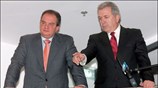 Ο πρωθυπουργός Κώστας Καραμανλής ενημερώνεται από τον υπουργό Υγείας Δημήτρη Αβραμόπουλο για ...