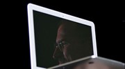 Ο CEO και συνιδρυτής της Apple Steve Jobs παρουσιάζει το Macbook Air ...