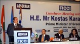 Ο πρωθυπουργός Κώστας Καραμανλής μιλάει κατά τη διάρκεια γεύματος που παρέθεσαν προς ...