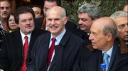 Ο πρόεδρος του ΠΑΣΟΚ Γιώργος Παπανδρέου, ο νομάρχης Πειραιά Γιάννης Μίχας και ...