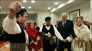 Ο πρόεδρος του ΠΑΣΟΚ Γιώργος Παπανδρέου χορεύει με τα μέλη του Συλλόγου ...