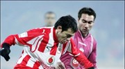 Ο Γκαλέτι του Ολυμπιακού μάχεται για την μπάλα με τον Κυριακίδη της ...