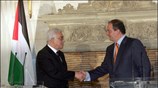 23/04: Ο πρωθυπουργός Κ. Καραμανλής σε συνάντηση που είχε στην Αθήνα με ...
