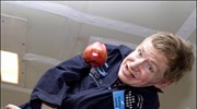 26/04: Ο διάσημος φυσικός Stephen Hawking πετά με ένα ειδικά διαμορφωμένο Boeing ...