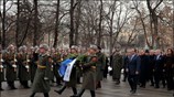 Ο πρωθυπουργός Κώστας Καραμανλής κατέθεσε στεφάνι στο μνημείο του αγνώστου στρατιώτη έξω ...