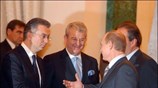 Ο υπουργός Επικρατείας Θοδωρής Ρουσόπουλος ανταλλάσσει χειραψία με τον Ρώσο Πρόεδρο Βλαντιμίρ ...