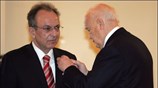 Με το παράσημο του μεγαλόσταυρου του Τάγματος της Τιμής τίμησε σήμερα τον ...