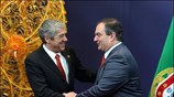 Ο προεδρεύων της Ευρωπαϊκής Ένωσης, πρωθυπουργός της Πορτογαλίας, Ζοζέ Σόκρατες χαιρετά τον ...