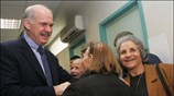 Ο πρόεδρος του ΠΑΣΟΚ Γιώργος Παπανδρέου συνομιλεί με ασφαλισμένους στο ΙΚΑ, κατά ...