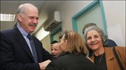 Ο πρόεδρος του ΠΑΣΟΚ Γιώργος Παπανδρέου συνομιλεί με ασφαλισμένους στο ΙΚΑ, κατά ...