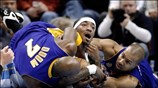 Ο J.R. Smith των Denver Nuggets παλεύει για την μπάλα με τους ...
