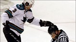 Ο παίκτης των San Jose Sharks, Douglas Murray παρηγορεί τον διαιτητή του ...
