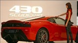 Μια 430 Scuderia στο περίπτερο της Ferrari στο 32ο Διεθνές Σαλόνι Αυτοκινήτου ...