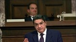 Ο πρωθυπουργός Κώστας Καραμανλής παρακολουθεί τον υπουργό Απασχόλησης Βασίλη Μαγγίνα κατά την ...