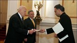 Στον πρόεδρο της Δημοκρατίας Κάρολο Παπούλια επέδωσε τα διαπιστευτήρια του ο νέος ...