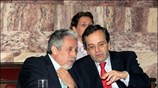 Οι βουλευτές Γιάννης Μανώλης και Αντώνης Σαμαράς συνομιλούν στην κοινή συνεδρίαση της ...