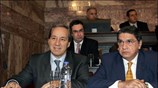 Ο υπουργός Οικονομίας Γιώργος Αλογοσκούφης και ο υπουργός Απασχόλησης Βασίλης Μαγγίνας παίρνουν ...