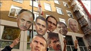 Υπάλληλοι γραφείου στοιχημάτων κρατάνε φωτογραφίες πιθανών υποψηφίων για τη θέση του προπονητή ...