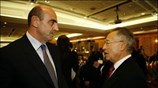 Ο υπουργός Εμπορικής Ναυτιλίας, Αιγαίου και Νησιωτικής Πολιτικής Γιώργος Βουλγαράκης συνομιλεί με ...