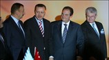 Ο πρωθυπουργός της Ελλάδας Κώστας Καραμανλής συνομιλεί με τον ομόλογό του της ...