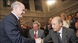 Ο πρόεδρος του ΠΑΣΟΚ Γιώργος Παπανδρέου χαιρετά τον Κώστα Σημίτη πριν από ...