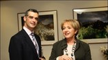 Ο υπουργός Τουριστικής Ανάπτυξης Αρης Σπηλιωτόπουλος συνομιλεί με την υπουργό Τουρισμού της ...