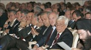 Στιγμιότυπο όπου διακρίνονται ο υπουργός Εσωτερικών Προκόπης Παυλόπουλος, πρόεδρος του ΠΑΣΟΚ Γιώργος ...