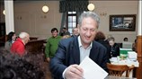 Ο υποψήφιος πρόεδρος του ΠΑΣΟΚ Κώστας Σκανδαλίδης παίρνει μέρος στην ψηφοφορία για ...