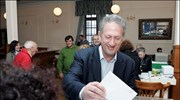 Ο υποψήφιος πρόεδρος του ΠΑΣΟΚ Κώστας Σκανδαλίδης παίρνει μέρος στην ψηφοφορία για ...
