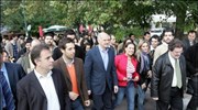 Ο πρόεδρος του ΠΑΣΟΚ Γιώργος Παπανδρέου μαζί με μέλη της νεολαίας του ...