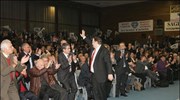 Ο υποψήφιος πρόεδρος του ΠΑΣΟΚ Ευάγγελος Βενιζέλος χαιρετά τον κόσμο κατά την ...