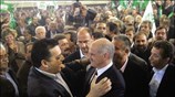 Ο πρόεδρος του ΠΑΣΟΚ Γιώργος Παπανδρέου χαιρετά οπαδούς που στηρίζουν την υποψηφιότητά ...