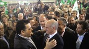 Ο πρόεδρος του ΠΑΣΟΚ Γιώργος Παπανδρέου χαιρετά οπαδούς που στηρίζουν την υποψηφιότητά ...