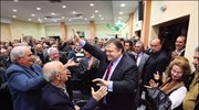 Ο υποψήφιος για την Προεδρία του ΠΑΣΟΚ Ευάγγελος Βενιζέλος χαιρετάει τον κόσμο ...