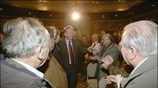 Ο Κώστας Σκανδαλίδης υποψήφιος για την προεδρία του ΠΑΣΟΚ χαιρετά οπαδούς του ...