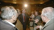 Ο Κώστας Σκανδαλίδης υποψήφιος για την προεδρία του ΠΑΣΟΚ χαιρετά οπαδούς του ...