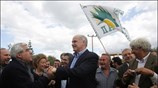 Ο πρόεδρος του ΠΑΣΟΚ Γιώργος Παπανδρέου χαιρετά κατοίκους στην Ιεράπετρα, στο πλαίσιο ...